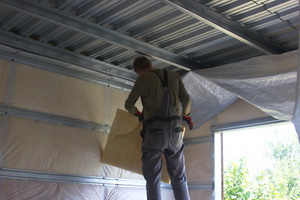Укладка листов минеральной ваты на потолок - теплозащита и звукоизоляция каркасного дома из ЛСТК