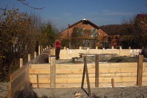 Щиты для конструирования опалубки каркасного дома. Деревянный каркас ленточного фундамента. дерево позже будет использовано для крыши дома.