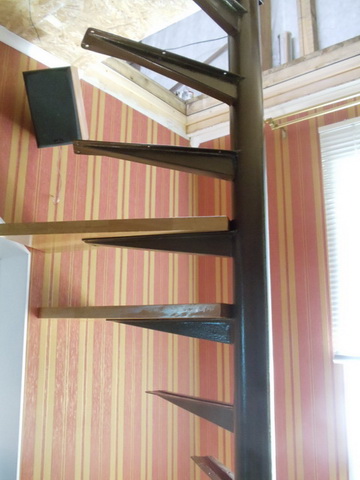 Монтаж лестницы на второй этаж