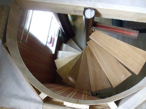 Монтаж лестницы на второй этаж. Вид с крыши