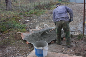 Замешивание бетона на листе железа