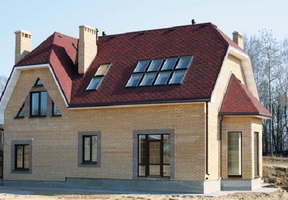 Крыша дома с мансардными окнами