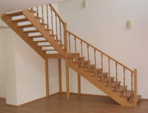 Классическая лестница с этажным переходом