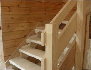 Набежная лестница с двумя деревянными косоурами