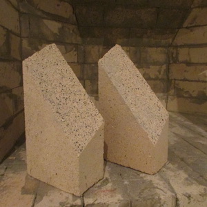 Разрезанные жаропрочные кирпичи для камина в топке