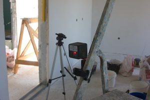 лазерный уровень для выравнивания стен при штукатурных работах.